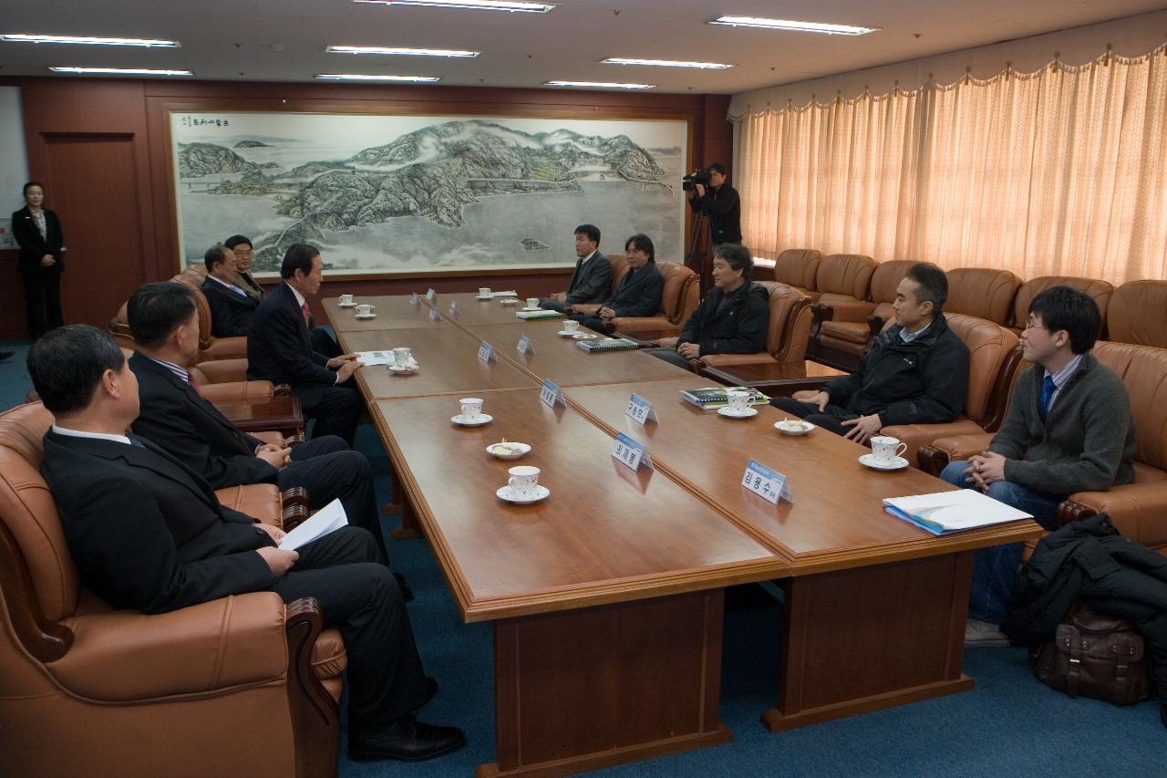 보고서를 받고 보시는 시장님