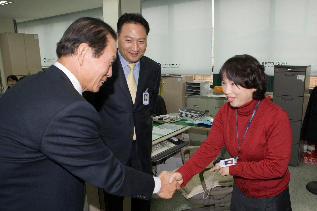 건강보험공단직원과 악수를 나누고 계신 시장님