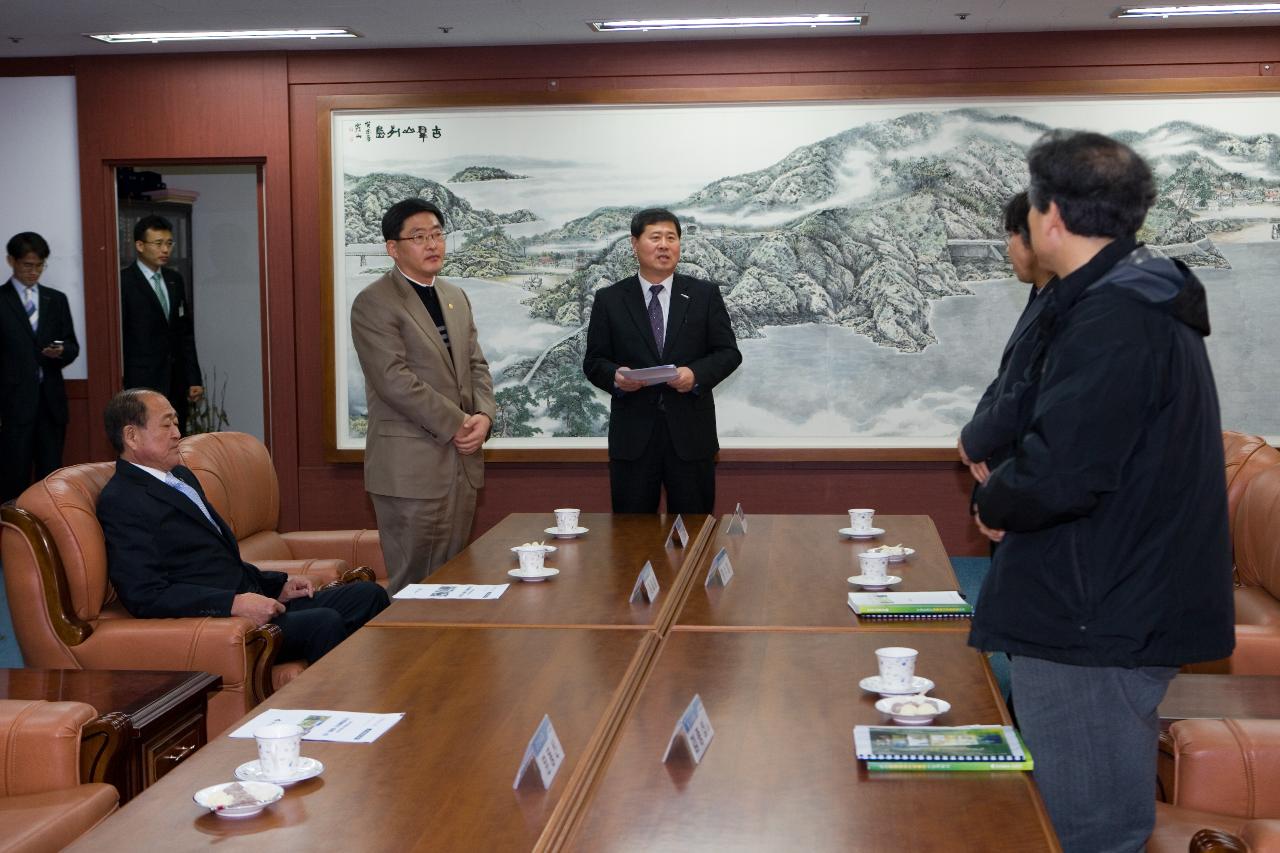 향토산업육성 평가단 방문 중인 모습1