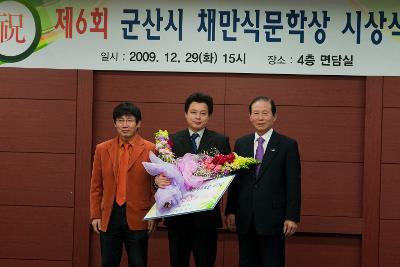 꽃다발을 든 작가님과 시장님의 기념사진촬영