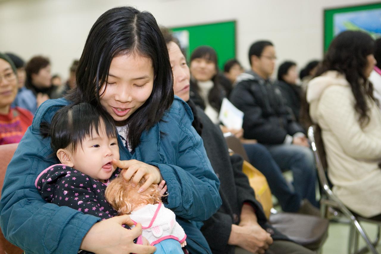 아이낳기 좋은세상 출범식 에 참석한 어머니와 아이의 모습1