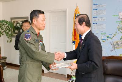 38전투비행단 이.취임 전대장님에게 상패를 전달하시는 시장님5