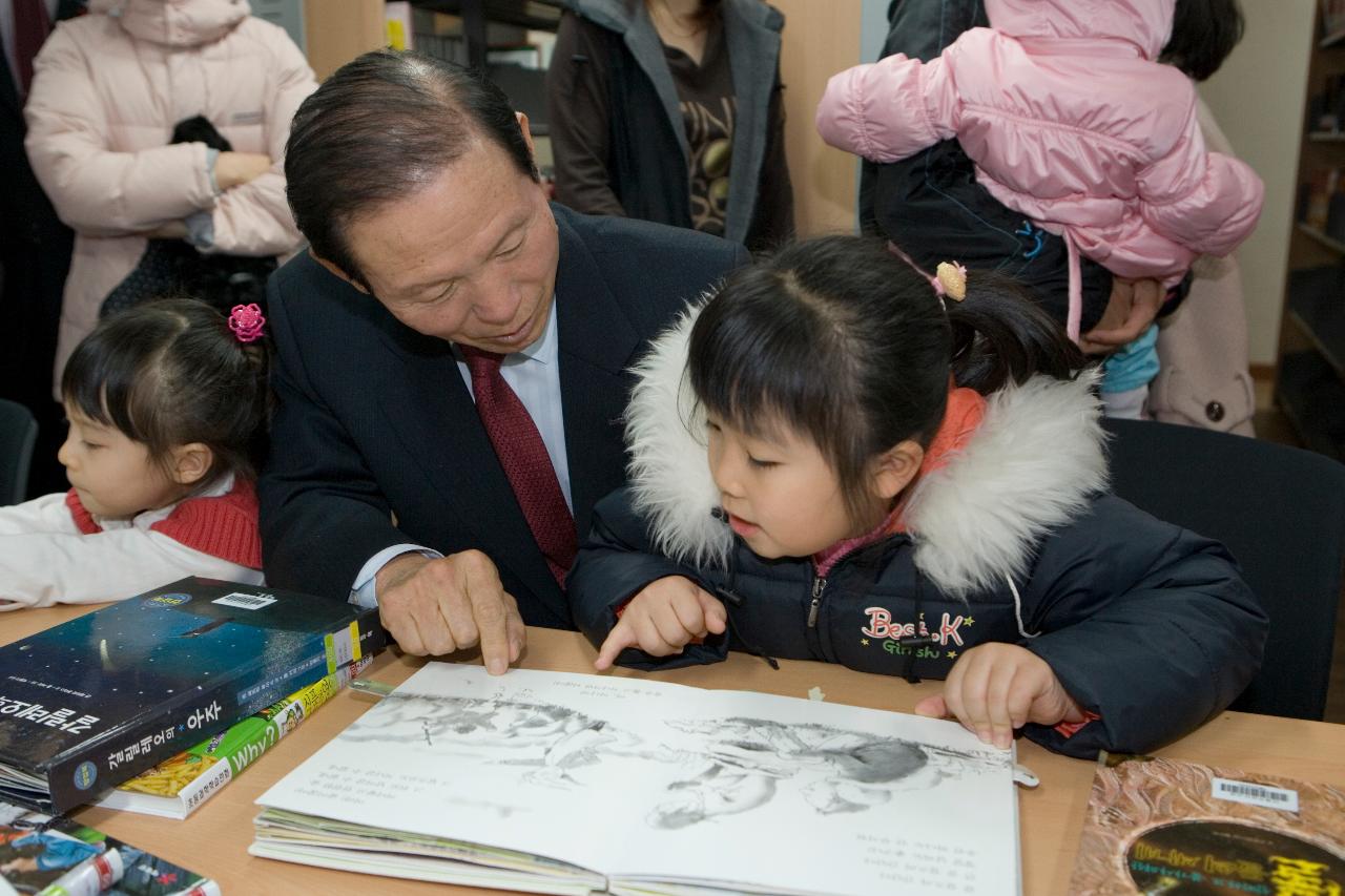 미룡작은 도서관 개관식에서 책상 앞에 아이와 함께 앉아 책을 보고 계신 시장님3