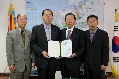 신영목재 이웃돕기 성금기탁기념 사진촬영을 하시는 시장님과 대표님들