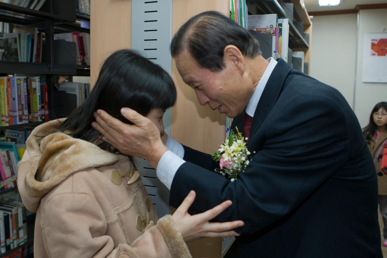 아이에게 격려를 해주고 계신 시장님