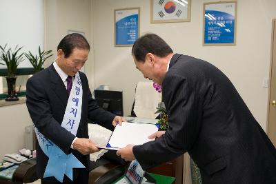 시장님께 표창장을 수여하고 계신 관련인사2