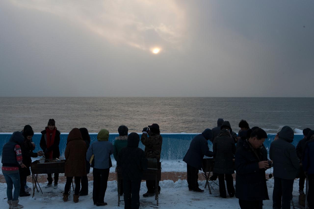 점점 져가는 해를 보는 사람들