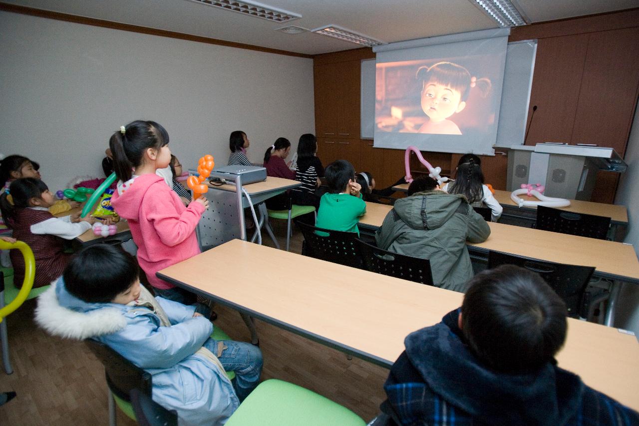 만화영화를 시청하고 있는 아이들