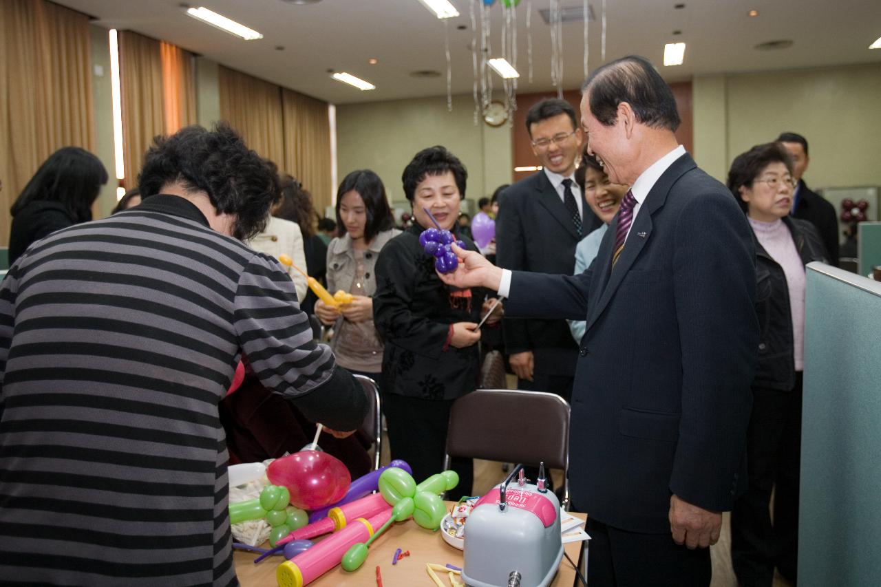 풍선강아지를 보고 신기해하시는 시장님