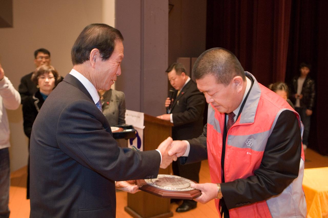 임원님들께 상패를 수여하시는 시장님의 모습1