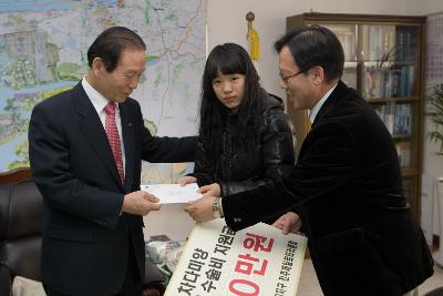 제일로타일클럽 수술비지원 기탁기념 대표님과 사진촬영하시는 시장님2