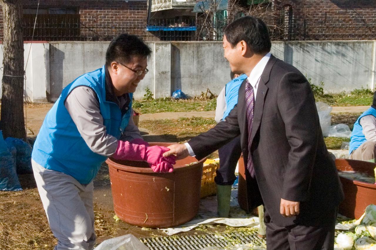 봉사회대표와 악수를 나누고 계신 부시장님