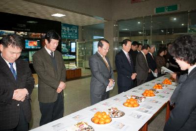 묵념을 하시는 시장님과 의원님들의 모습2