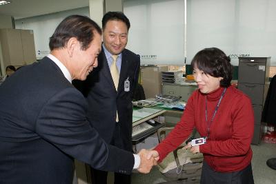 건강보험공단직원과 악수를 나누고 계신 시장님