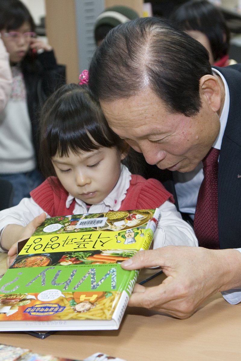 미룡작은 도서관 개관식에서 책상 앞에 아이와 함께 앉아 책을 보고 계신 시장님6