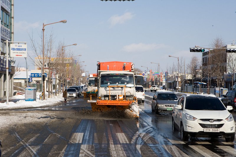 눈이 거의 녹은 도로의 눈도 마저치우는 제설차량의 모습1