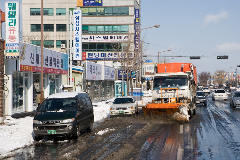 눈이 거의 녹은 도로의 눈도 마저치우는 제설차량의 모습2