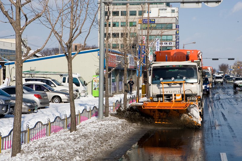 눈이 거의 녹은 도로의 눈도 마저치우는 제설차량의 모습3