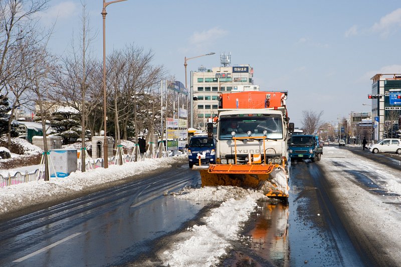 눈이 거의 녹은 도로의 눈도 마저치우는 제설차량의 모습4