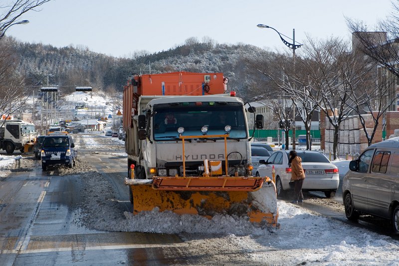 눈이 거의 녹은 도로의 눈도 마저치우는 제설차량의 모습6