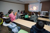 만화영화를 시청하고 있는 아이들사진(00007)