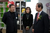 의원님들과 대화를 나누시는 시장님의 모습5사진(00052)