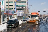 눈이 거의 녹은 도로의 눈도 마저치우는 제설차량의 모습2사진(00007)