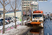 눈이 거의 녹은 도로의 눈도 마저치우는 제설차량의 모습3사진(00008)
