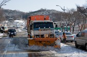 눈이 거의 녹은 도로의 눈도 마저치우는 제설차량의 모습6사진(00011)