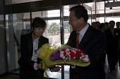 꽃다발을 받으시는 단체장님사진(00025)
