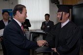 학생들에게 졸업장을 수여하시는 시장님의 모습1사진(00007)
