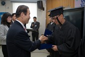 학생들에게 졸업장을 수여하시는 시장님의 모습3사진(00013)