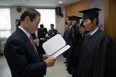 학생들에게 졸업장을 수여하시는 시장님의 모습5사진(00019)