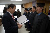 학생들에게 졸업장을 수여하시는 시장님의 모습7사진(00025)