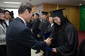 학생들에게 졸업장을 수여하시는 시장님의 모습9사진(00031)