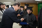 학생들에게 졸업장을 수여하시는 시장님의 모습10사진(00034)