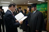 학생들에게 졸업장을 수여하시는 시장님의 모습14사진(00046)