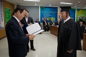 학생들에게 졸업장을 수여하시는 시장님의 모습15사진(00052)