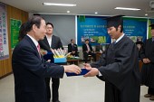 학생들에게 졸업장을 수여하시는 시장님의 모습19사진(00064)