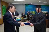 학생들에게 졸업장을 수여하시는 시장님의 모습20사진(00067)