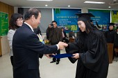 학생들에게 졸업장을 수여하시는 시장님의 모습22사진(00073)