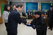 학생들에게 졸업장을 수여하시는 시장님의 모습23사진(00076)