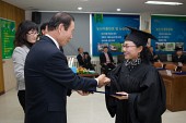 학생들에게 졸업장을 수여하시는 시장님의 모습25사진(00082)