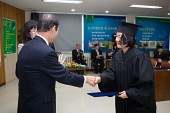 학생들에게 졸업장을 수여하시는 시장님의 모습26사진(00085)
