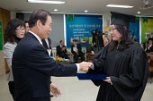 학생들에게 졸업장을 수여하시는 시장님의 모습28사진(00091)