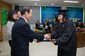 학생들에게 졸업장을 수여하시는 시장님의 모습29사진(00094)