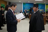 학생들에게 졸업장을 수여하시는 시장님의 모습33사진(00106)