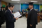 학생들에게 졸업장을 수여하시는 시장님의 모습34사진(00109)