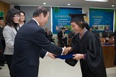 학생들에게 졸업장을 수여하시는 시장님의 모습36사진(00115)