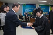 학생들에게 졸업장을 수여하시는 시장님의 모습37사진(00118)